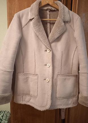 Куртка дублянки жіноча коротка пудрового кольору.