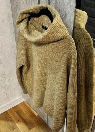 Светр жіночий з обʼємною горловиною