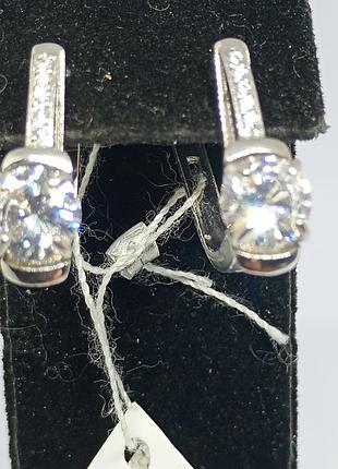 Серебряные серьги с фианитом.