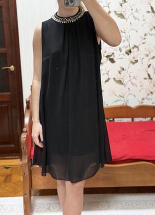 Чорна елегантна сукня з декорованим коміром
