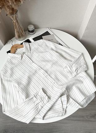 Біла базова сатиноіа сорочка і сріблясту смужку рубашка атлас