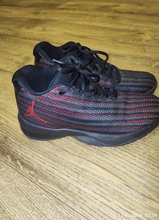Кросівки jordan  38,5 розмір стан дуже гарний