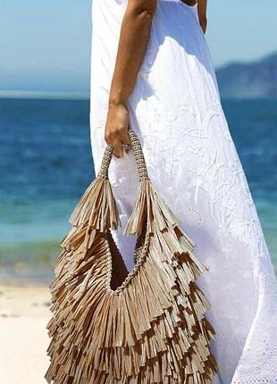 Сумка с бахромой из рафии, в соломенном оттенке.