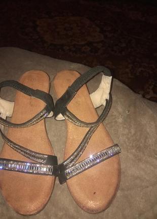 Босоножки с камешками