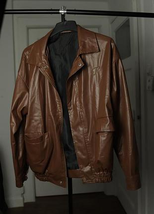 Вінтажна коричнева куртка зі штучної шкіри