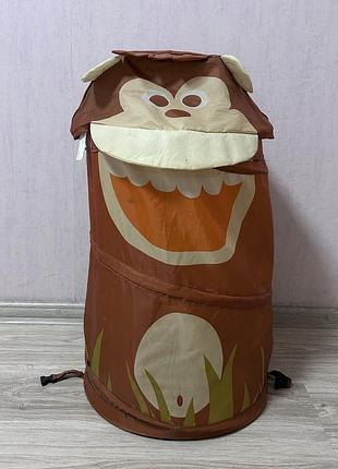 Складная детская корзина для игрушек в форме обезьянки.