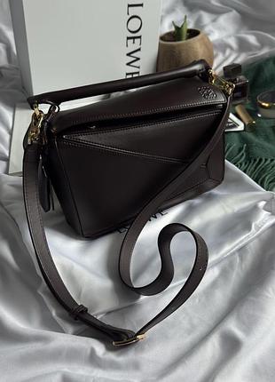 Жіноча шкіряна сумка коричневого кольору loewe small puzzle chocolate/gold