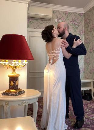 Гарна весільна сукня з відкритою спиною
