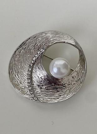 Брошка нагадує перлину в мушлі, планету  діаметр 5 см