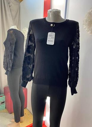 Черная женская кофта с кружевными рукавами