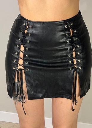 Міні спідниця з еко-шкіри, з вирізами на шнурівці