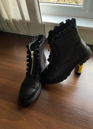 Нові шкіряні черевики , 39розміру