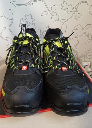 Кросівки чоловічі.