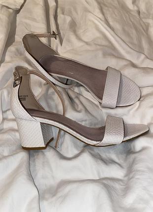 Білі босоніжки на маленькому каблуці