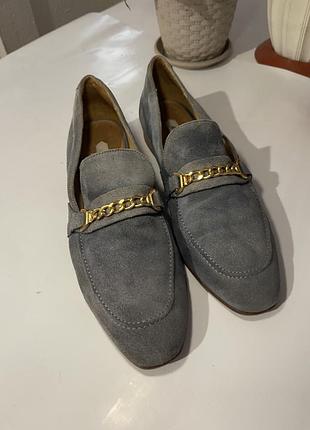 Замшеві лофери з золотистими ланцюжками