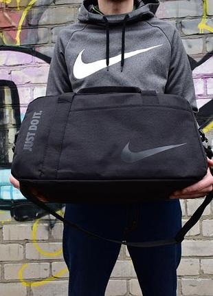 Дорожная спортивная черная сумка nike - практичность без лишнего