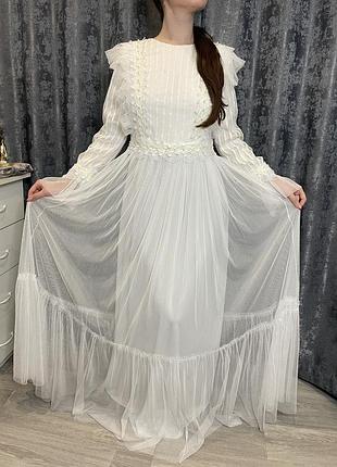 Вінтажна ретро сукня біла жіноча з мереживом весільна з довгим рукавом для фотосесії