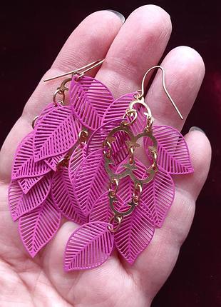 Каскадные эмалевые серьги-подвески с ярко-розовыми листиками