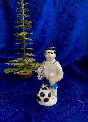 Вінтаж! ⚽️ єреванський фарфоровий завод хлопчик з мʼячем юний футболіст спорт футбол фаянсова статуетка