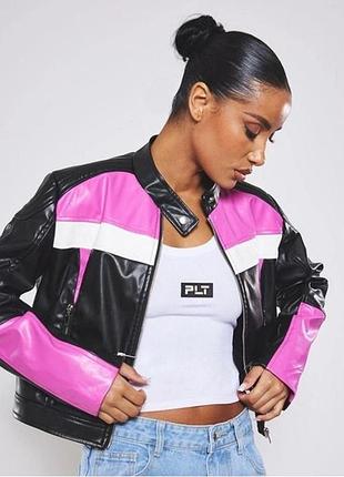 Куртка pretty little thing у стильному байкерському дизайні виконана з поліуретану, що імітує шкіру. чорний колір основи доповнений яскравими рожевими