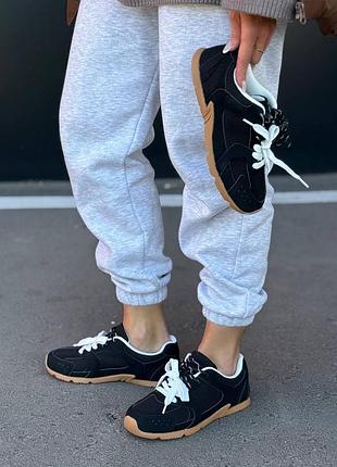 Жіночі кросівки