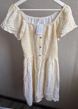 Нова мила сукня на дівчинку підлітка