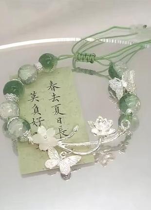 Ніжний аксесуар браслет з метеликами та білою квіткою лотоса