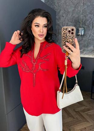 Жіноча блуза з оздобленням камінням