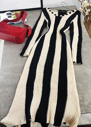 Прекрасна в'язана сукня в смужку