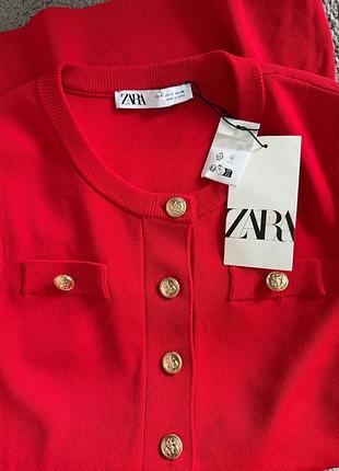 Новое трикотажное красное платье с золотыми пуговицами от zara, размер с