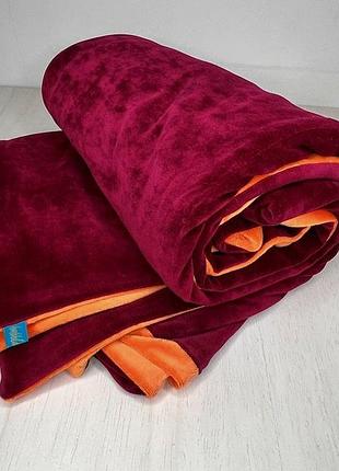 Мягкое и уютное двухслойное велюровое одеяло с пушистой плюшевой стороной.