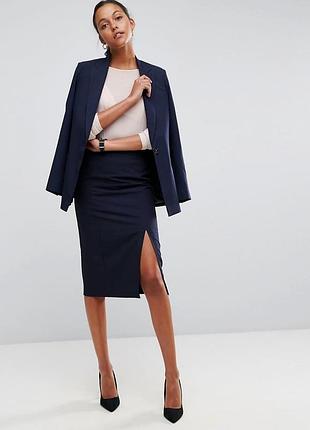 Стильная синяя атласная миди юбка карандаш с разрезом на ноге