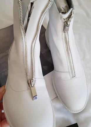 Кожаные белые ботинки zara на молнии спереди3 фото