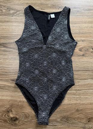 Стильне чорне боді з геометричним візерунком та сріблястим люрексом. розмір s, також підійде на невеликий м