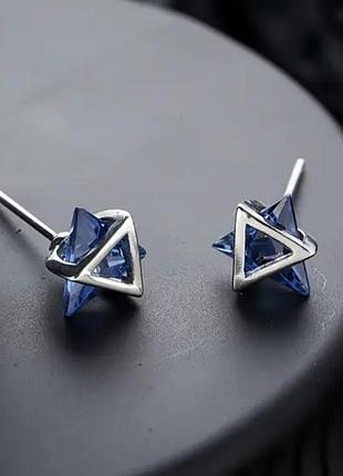 Серьги треугольники, серьги с синими камушками, серьги с синими камушками, серьги синие, серьги минимализм, серьги с синими треугольниками