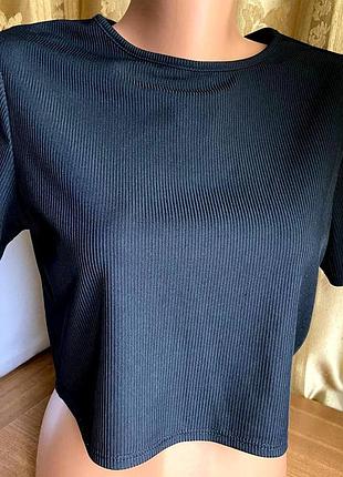 Укорочена футболка у рубчик m-l чорна/prettylittlething/британія.