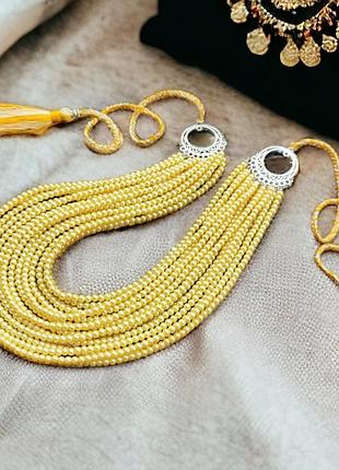 Пышное многорядное желтое ожерелье из стеклокерамических жемчужин на завязках с кисточками