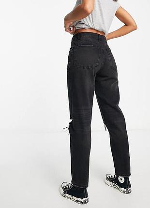 Джинсы мом bershka с высокой посадкой и рваными коленями, черные графитовые mom fit, размер l (42)
