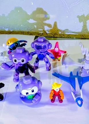 Іграшки фігурки людина-павук , покемони , стіч роботи та інші