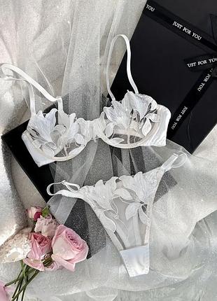 Білий комплект з квітами