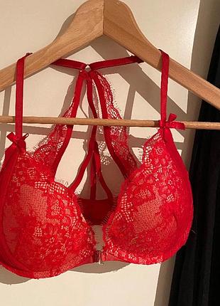 Червоний бюстгальтер з застібкою спереду і пуш ап