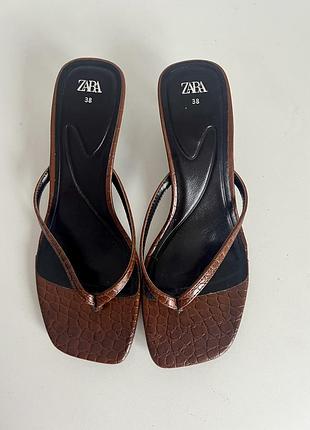 Сандалі-вʼєтнамки zara