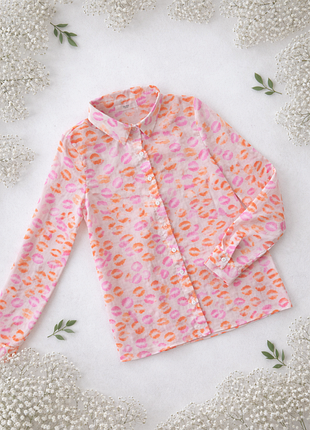 Легкая рубашка, в принт поцелуи, размер 40/42