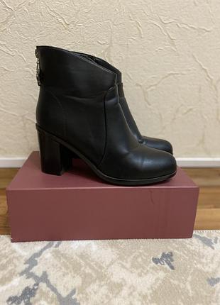 Стильні чорні ботильйони на стійкому каблуку |чобітки жіночі