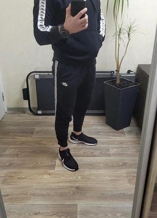 Строго фирменный мужской оригинальный костюм от nike. черного цвета, размер international s / ua 44.