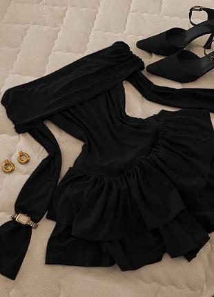 Жіноча сукня коротка приталена з відкритими плечима та воланами чорна
