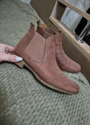 Челси, Ботинки