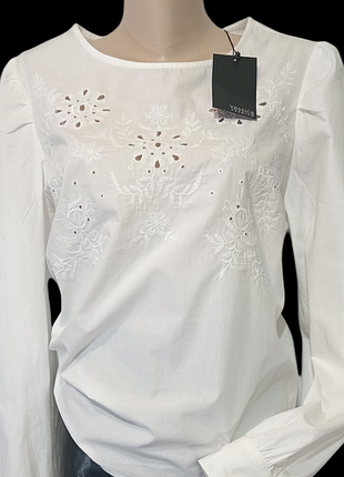 Белая блуза с прошлой и вышивкой.