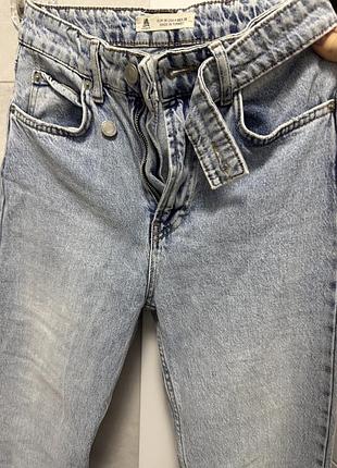 Джинси на запах, знизу з розрізами з зовнішнього краю