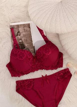 Комплект гарної жіночої білизни